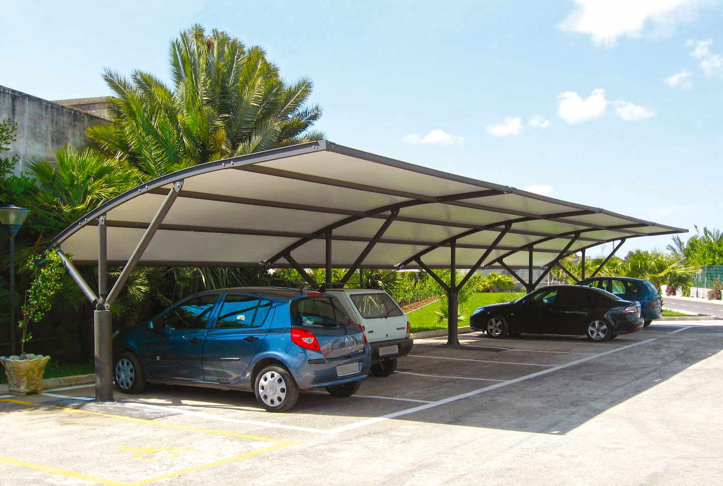 Carport fotovoltaico ombreggiante per auto.