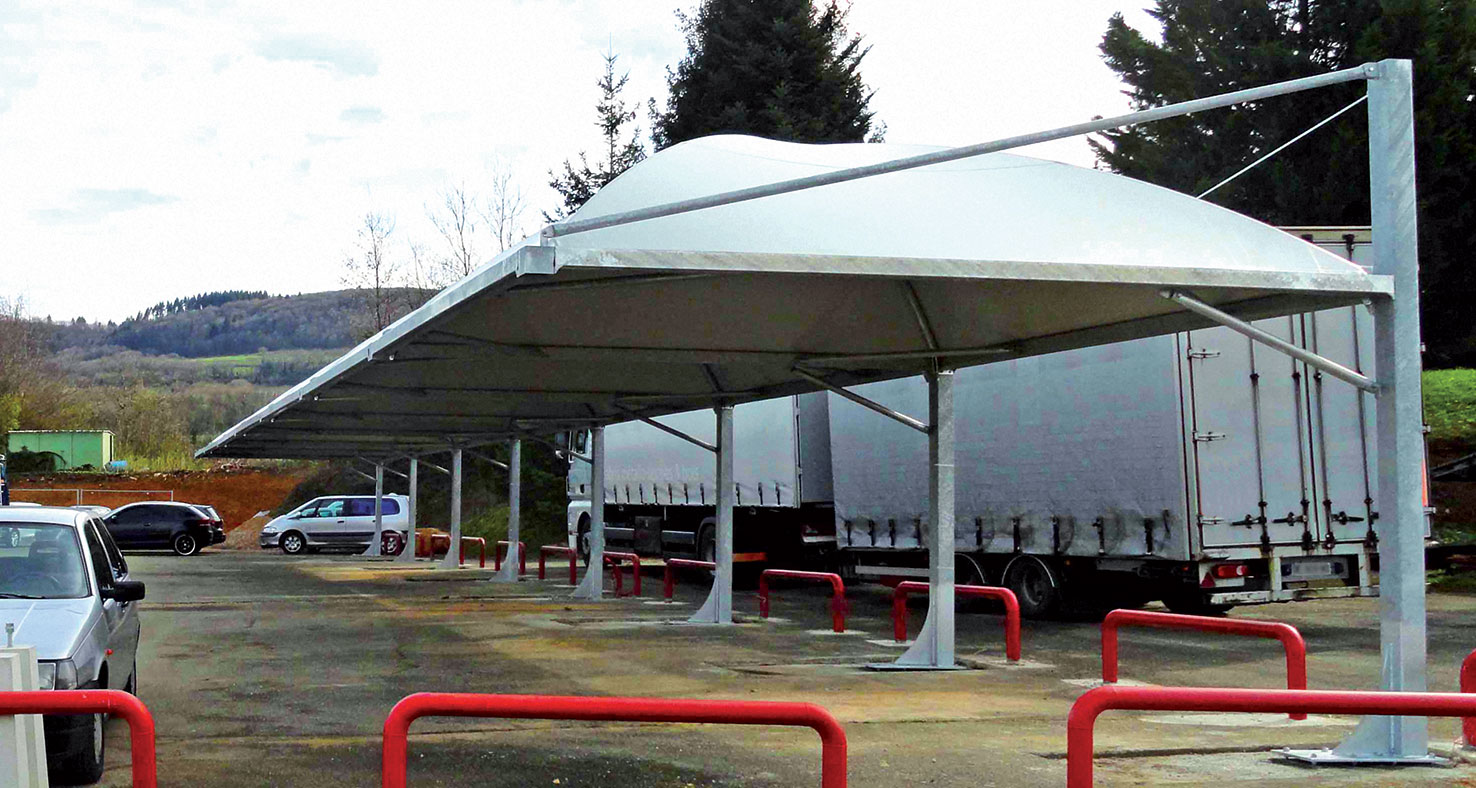 Carport in un parcheggio con diversi posti auto.