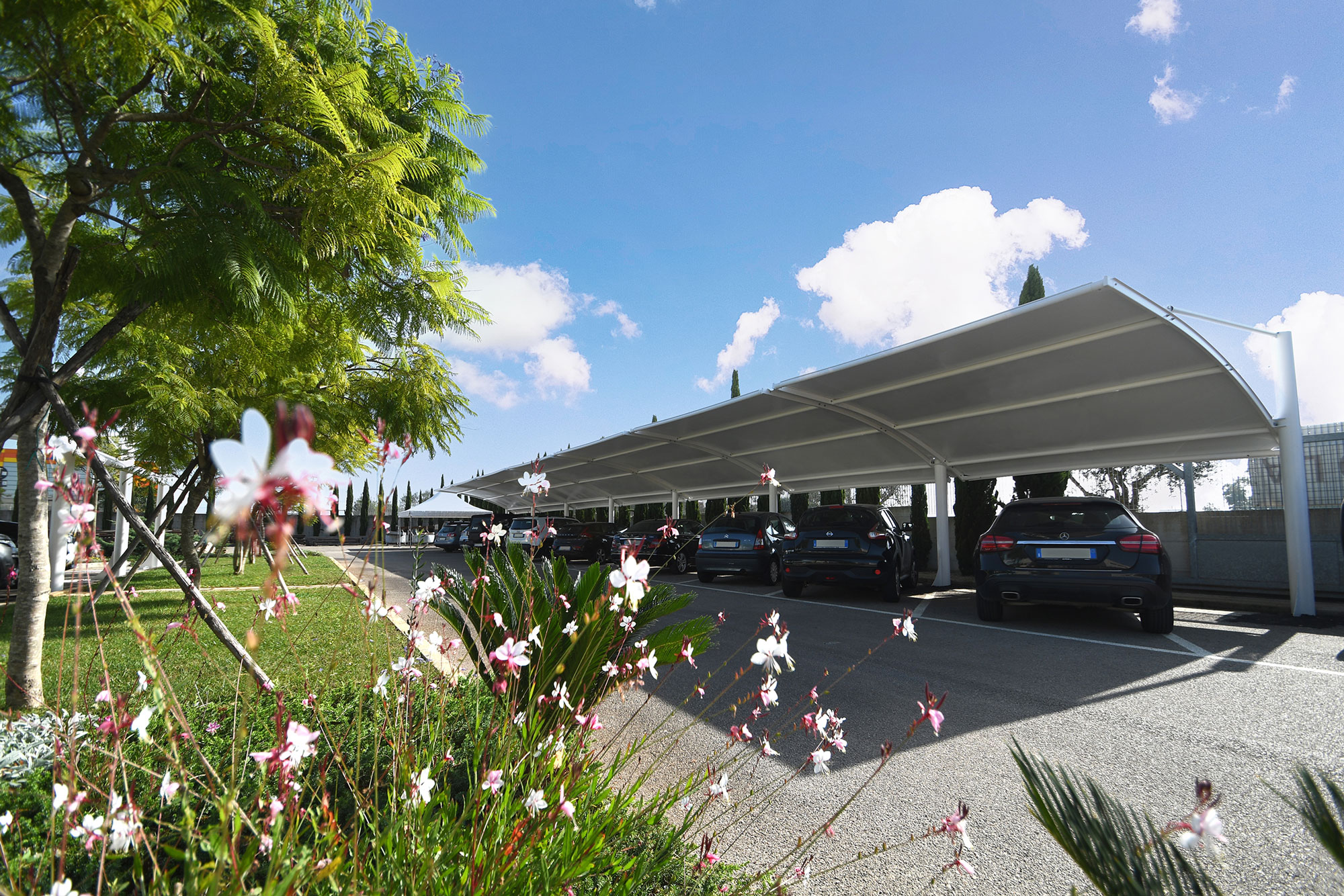 Carport fotovoltaico in un parcheggio per auto.