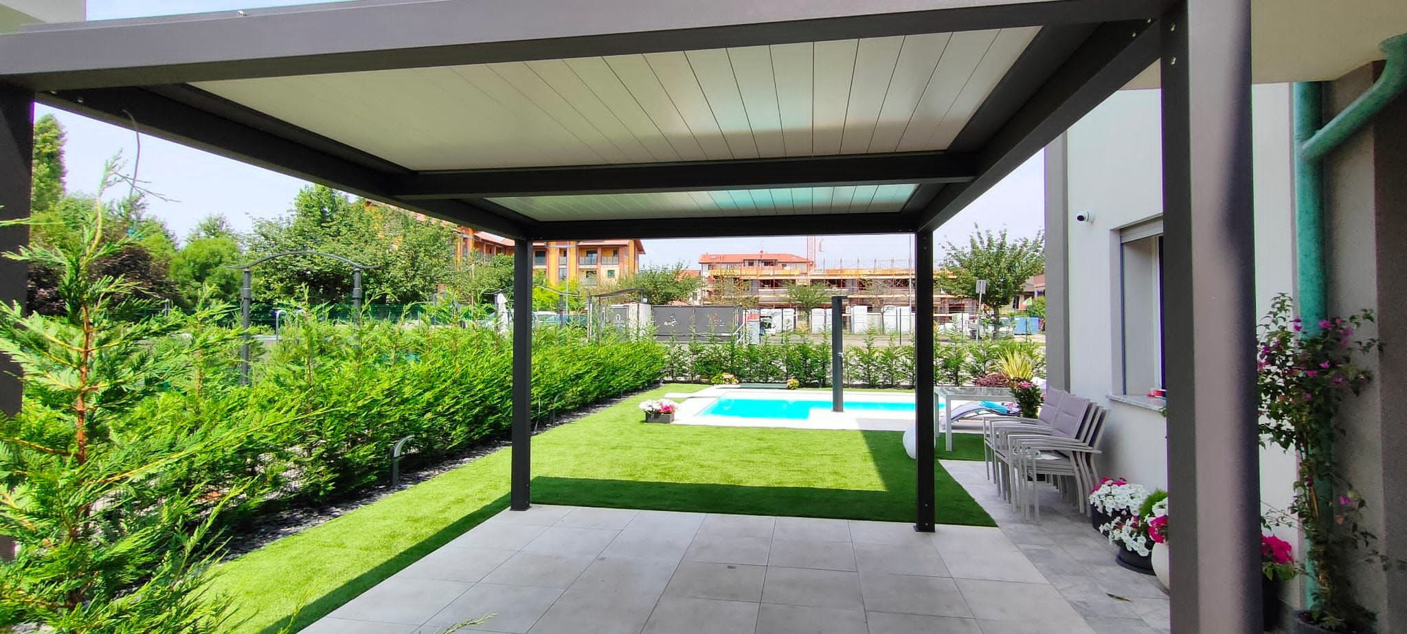 Gazebo bioclimatica in un giardino di lusso con piscina.