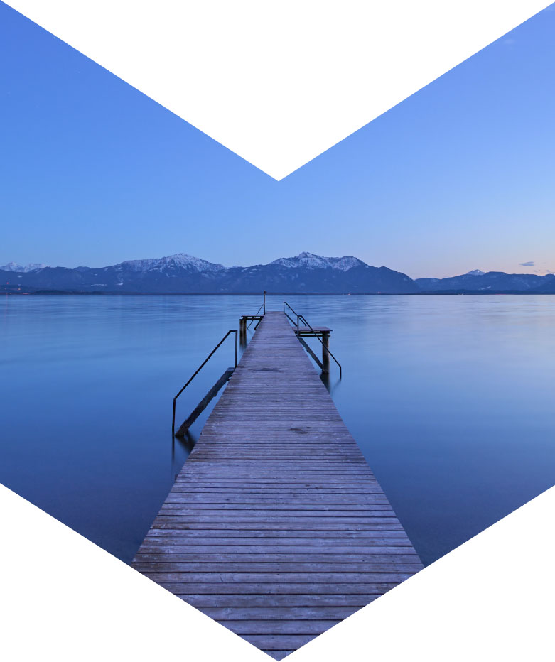 Pontile sopra un lago che rappresenta l'idea di vivere a pieno l'outdoor.