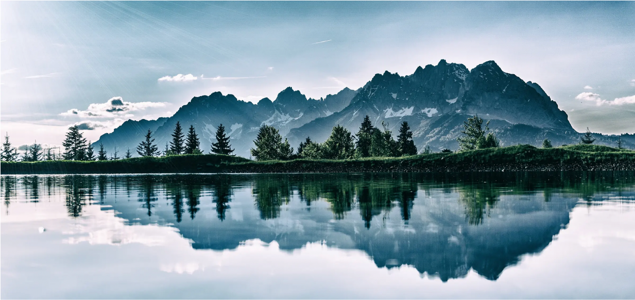 Paesaggio di un lago di montagna che rappresenta la filosofia di “luogo del cuore” di Pathio.