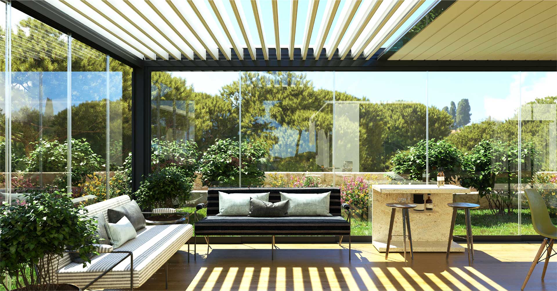 Pergola bioclimatica con lamelle orientabili nel giardino di una casa di lusso.