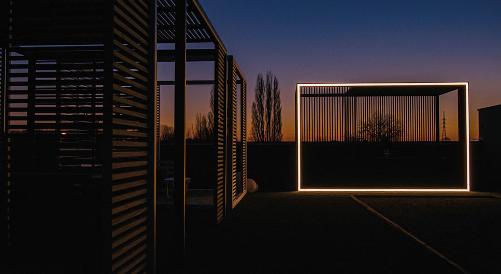 Pergola bioclimatica illuminata al tramonto.